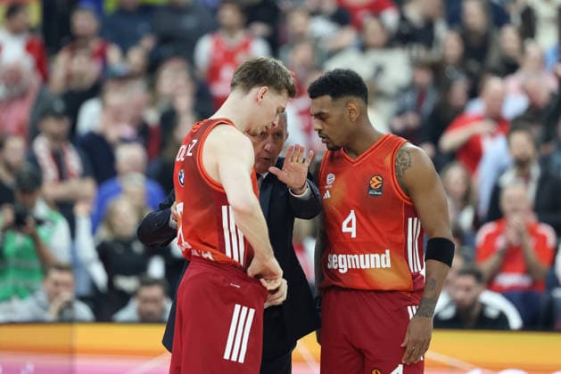 Svetislav Pesic (FC Bayern Basketball, Chef-Trainer) im Gespraech mit Justuz Hollatz (FC Bayern Basketball, 21) und Xavier Rathan-Mayes (FC Bayern Basketball, 04), GER, FC Bayern Basketball vs. Dubai Basketball, Basketball, Euroleague, 32. Spieltag, Saison 2025 2026, 19.03.2026, GER, FC Bayern Basketball vs. Dubai Basketball, Basketball, Euroleague, 32. Spieltag, Saison 2025 2026, 19.03.2026 Muenchen Copyright: xEibner-Pressefoto JennixMaulx EP_JML