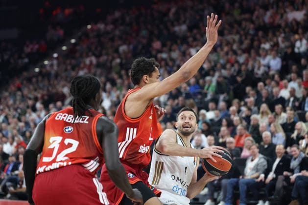 Aleksa Avramovic (Dubai Basketball, 04) mit Oscar da Silva (FC Bayern Basketball, 01) und Wenyen Gabriel (FC Bayern Basketball, 32), GER, FC Bayern Basketball vs. Dubai Basketball, Basketball, Euroleague, 32. Spieltag, Saison 2025 2026, 19.03.2026, GER, FC Bayern Basketball vs. Dubai Basketball, Basketball, Euroleague, 32. Spieltag, Saison 2025 2026, 19.03.2026 Muenchen Copyright: xEibner-Pressefoto JennixMaulx EP_JML