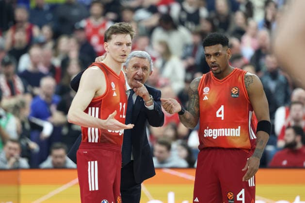 Svetislav Pesic (FC Bayern Basketball, Chef-Trainer) im Gespraech mit Justuz Hollatz (FC Bayern Basketball, 21) und Xavier Rathan-Mayes (FC Bayern Basketball, 04), GER, FC Bayern Basketball vs. Dubai Basketball, Basketball, Euroleague, 32. Spieltag, Saison 2025 2026, 19.03.2026, GER, FC Bayern Basketball vs. Dubai Basketball, Basketball, Euroleague, 32. Spieltag, Saison 2025 2026, 19.03.2026 Muenchen Copyright: xEibner-Pressefoto JennixMaulx EP_JML