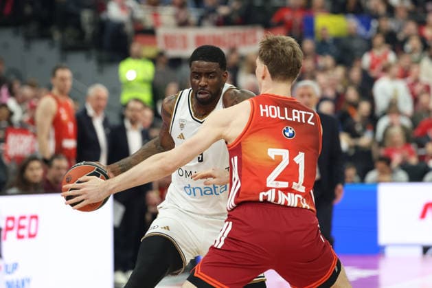 Dwayne Bacon (Dubai Basketball, 03) mit Justuz Hollatz (FC Bayern Basketball, 21), GER, FC Bayern Basketball vs. Dubai Basketball, Basketball, Euroleague, 32. Spieltag, Saison 2025 2026, 19.03.2026, GER, FC Bayern Basketball vs. Dubai Basketball, Basketball, Euroleague, 32. Spieltag, Saison 2025 2026, 19.03.2026 Muenchen Copyright: xEibner-Pressefoto JennixMaulx EP_JML