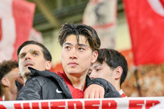 Yuito Suzuki (SC Freiburg, 14) bei den Fans aus der Tribuene GER, SC Freiburg - KRC Genk, Fussball, Europa League, Achtelfinale, Saison 2025 2026, 19.03.2026 GER, SC Freiburg - KRC Genk, Fussball, Europa League, Achtelfinale, Saison 2025 2026, 19.03.2026 Freiburg Copyright: xEibner-Pressefoto ThomasxHessx EP_THS