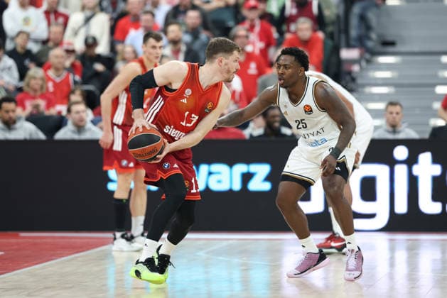 Andreas Obst (FC Bayern Basketball, 13) mit McKinley Wright IV (Dubai Basketball, 25), GER, FC Bayern Basketball vs. Dubai Basketball, Basketball, Euroleague, 32. Spieltag, Saison 2025 2026, 19.03.2026, GER, FC Bayern Basketball vs. Dubai Basketball, Basketball, Euroleague, 32. Spieltag, Saison 2025 2026, 19.03.2026 Muenchen Copyright: xEibner-Pressefoto JennixMaulx EP_JML
