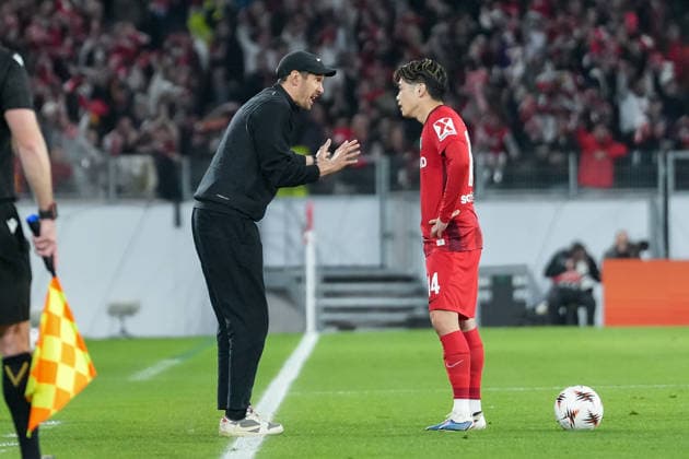 Julian Schuster (SC Freiburg, Trainer) im Gespräch mit Yuito Suzuki (SC Freiburg, 14) , Deutschland, Fussball, UEFA Europa League, Achtelfinale, Rückspiel, 2025 2026, SC Freiburg vs. KRC Genk, 19.03.2026, Europa-Park Stadion, Freiburg, Deutschland Freiburg Europa-Park Stadion Baden-Württemberg Deutschland Copyright: xArnexAmbergx