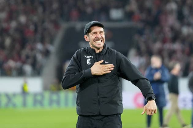 Julian Schuster (SC Freiburg, Trainer) feiert den Sieg und den Einzug ins Viertelfinale mit den Fans und Ultras in der Kurve , Deutschland, Fussball, UEFA Europa League, Achtelfinale, Rückspiel, 2025 2026, SC Freiburg vs. KRC Genk, 19.03.2026, Europa-Park Stadion, Freiburg, Deutschland Freiburg Europa-Park Stadion Baden-Württemberg Deutschland Copyright: xArnexAmbergx