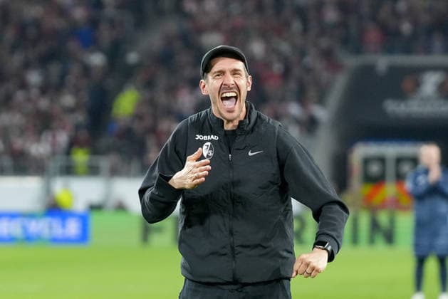 Julian Schuster (SC Freiburg, Trainer) die Mannschaft feiert den Sieg mit den Fans , Deutschland, Fussball, UEFA Europa League, Achtelfinale, Rückspiel, 2025 2026, SC Freiburg vs. KRC Genk, 19.03.2026, Europa-Park Stadion, Freiburg, Deutschland Freiburg Europa-Park Stadion Baden-Württemberg Deutschland Copyright: xArnexAmbergx
