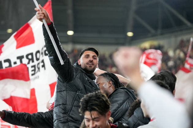 Vincenzo Grifo (SC Freiburg, 32) feiert den Sieg mit den Fans , Deutschland, Fussball, UEFA Europa League, Achtelfinale, Rückspiel, 2025 2026, SC Freiburg vs. KRC Genk, 19.03.2026, Europa-Park Stadion, Freiburg, Deutschland Freiburg Europa-Park Stadion Baden-Württemberg Deutschland Copyright: xArnexAmbergx