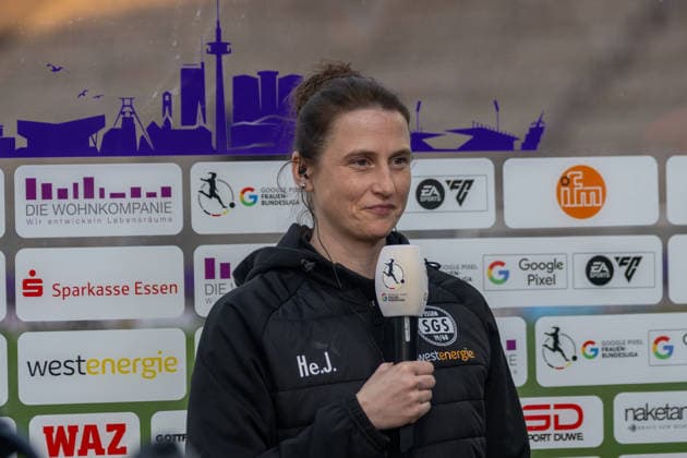 Heleen Jaques (SGS Essen, Trainerin) beim Interview. SGS Essen vs. FC Bayern Muenchen, Fussball, Frauen Bundesliga, 21. Spieltag, Saison 2025 2026, 20.03.2026 DFL DFB Regulations prohibit any use of Photographs as image sequences and or Quasivideo SGS Essen vs. FC Bayern Muenchen, Fussball, Frauen Bundesliga, 21. Spieltag, Saison 2025 2026, 20.03.2026 Essen Copyright: xEibner-Pressefoto ThomasxHaeslerx EP_THR