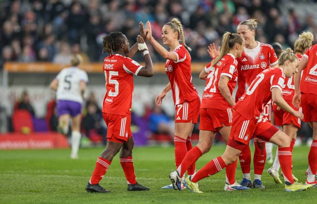 GER, Essen, SGS Essen vs FC Bayern München, Google Pixel Frauen Bundesliga, Fussball, DFB, Spielzeit 2025 2026, Stadion an der Hafenstraße , 21. Spieltag im Bild: Linda Dallmann (Bayern München 10) erzielt per Kopf das 2:0, im Tor, Jubel und Freude, Emotionen, Giulia Gwinn (Bayern München Frauen 7) DFB DFL REGULATIONS PROHIBIT ANY USE OF PHOTOGRAPHS AS IMAGE SEQUENCES AND OR QUASI-VIDEO, 20.03.2026 Copyright: HMBxMedia HendrikxHamelau
