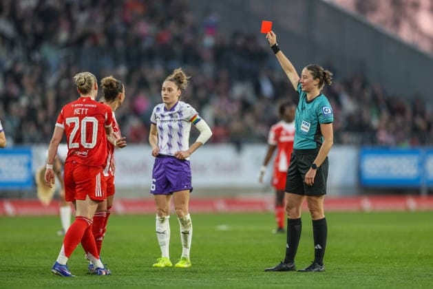 GER, Essen, SGS Essen vs FC Bayern München, Google Pixel Frauen Bundesliga, Fussball, DFB, Spielzeit 2025 2026, Stadion an der Hafenstraße , 21. Spieltag im Bild v.l.: Jacqueline Meißner (SGS Essen Frauen 16) bekommt von Schiedsrichterin Franziska Wildfeuer die rote Karte, Platzverweis, Notbremse DFB DFL REGULATIONS PROHIBIT ANY USE OF PHOTOGRAPHS AS IMAGE SEQUENCES AND OR QUASI-VIDEO, 20.03.2026 Copyright: HMBxMedia HendrikxHamelau