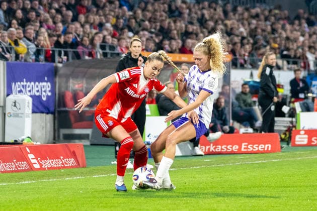 Zweikampf zwischen Giulia Gwinn (FC Bayern Muenchen, 07) und Julie Terlinden (SGS Essen, 02). SGS Essen vs. FC Bayern Muenchen, Fussball, Frauen Bundesliga, 21. Spieltag, Saison 2025 2026, 20.03.2026 DFL DFB Regulations prohibit any use of Photographs as image sequences and or Quasivideo SGS Essen vs. FC Bayern Muenchen, Fussball, Frauen Bundesliga, 21. Spieltag, Saison 2025 2026, 20.03.2026 Essen Copyright: xEibner-Pressefoto ThomasxHaeslerx EP_THR