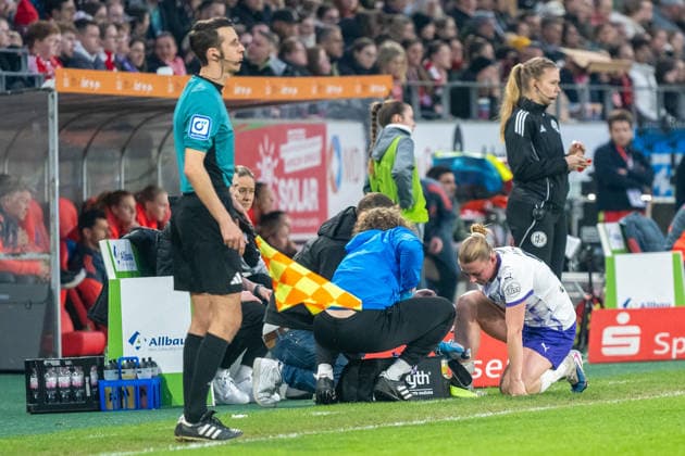 Ramona Maier (SGS Essen, 09) muss am spielfeldrand behandelt werden. SGS Essen vs. FC Bayern Muenchen, Fussball, Frauen Bundesliga, 21. Spieltag, Saison 2025 2026, 20.03.2026 DFL DFB Regulations prohibit any use of Photographs as image sequences and or Quasivideo SGS Essen vs. FC Bayern Muenchen, Fussball, Frauen Bundesliga, 21. Spieltag, Saison 2025 2026, 20.03.2026 Essen Copyright: xEibner-Pressefoto ThomasxHaeslerx EP_THR