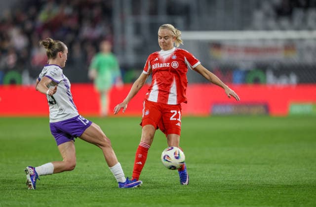 GER, Essen, SGS Essen vs FC Bayern München, Google Pixel Frauen Bundesliga, Fussball, DFB, Spielzeit 2025 2026, Stadion an der Hafenstraße , 21. Spieltag im Bild v.l.: Beke Sterner (SGS Essen Frauen 19), Pernille Harder (Bayern München 21), Zweikampf DFB DFL REGULATIONS PROHIBIT ANY USE OF PHOTOGRAPHS AS IMAGE SEQUENCES AND OR QUASI-VIDEO, 20.03.2026 Copyright: HMBxMedia HendrikxHamelau