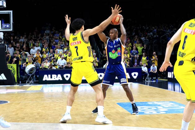 DEU, easyCredit BBL, ALBA vs. Rostock Seawolves, 20.03.2026, Uber-Arena, Berlin, DEU, easyCredit BBL, ALBA vs. Rostock Seawolves, im Bild Jack Kayil( ALBA Berlin 7), DeAndre Lansdowne (Rostock Seawolves 9)