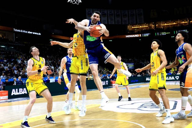 DEU, easyCredit BBL, ALBA vs. Rostock Seawolves, 20.03.2026, Uber-Arena, Berlin, DEU, easyCredit BBL, ALBA vs. Rostock Seawolves, im Bild Justin Bean (ALBA Berlin 34), Martynas Echodas (ALBA Berlin 14), a7 , Owen Klassen (Rostock Seawolves 29)