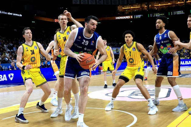 DEU, easyCredit BBL, ALBA vs. Rostock Seawolves, 20.03.2026, Uber-Arena, Berlin, DEU, easyCredit BBL, ALBA vs. Rostock Seawolves, im Bild Justin Bean (ALBA Berlin 34), Martynas Echodas (ALBA Berlin 14), a7 , Owen Klassen (Rostock Seawolves 29)