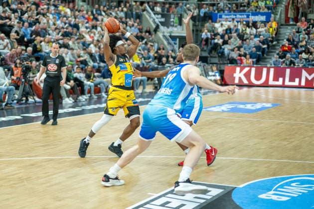 Stefan Smith (MHP RIESEN Ludwigsburg, 03), Till Pape (Frankfurt Skyliners, 19), GER, MHP Riesen vs. Skyliners Frankfurt, Basketball Bundesliga, easycredit BBL, 25. Spieltag, Spielzeit 2025 2026, 20.03.2026, GER, MHP Riesen vs. Skyliners Frankfurt, Basketball Bundesliga, easycredit BBL, 25. Spieltag, Spielzeit 2025 2026, 20.03.2026 Ludwigsburg Copyright: xEibner-Pressefoto SaschaxWaltherx EP_EER