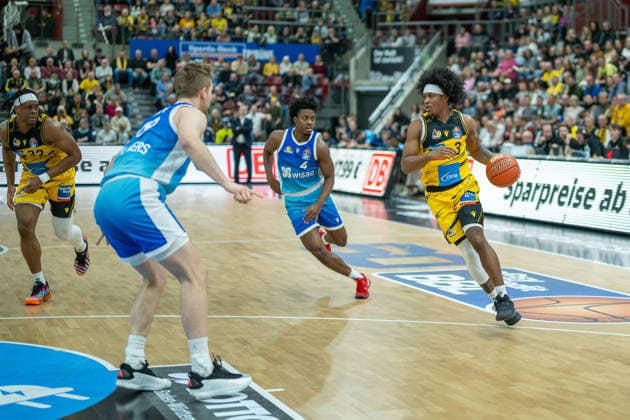 Nahiem Alleyne (Frankfurt Skyliners, 04), Stefan Smith (MHP RIESEN Ludwigsburg, 03), GER, MHP Riesen vs. Skyliners Frankfurt, Basketball Bundesliga, easycredit BBL, 25. Spieltag, Spielzeit 2025 2026, 20.03.2026, GER, MHP Riesen vs. Skyliners Frankfurt, Basketball Bundesliga, easycredit BBL, 25. Spieltag, Spielzeit 2025 2026, 20.03.2026 Ludwigsburg Copyright: xEibner-Pressefoto SaschaxWaltherx EP_EER