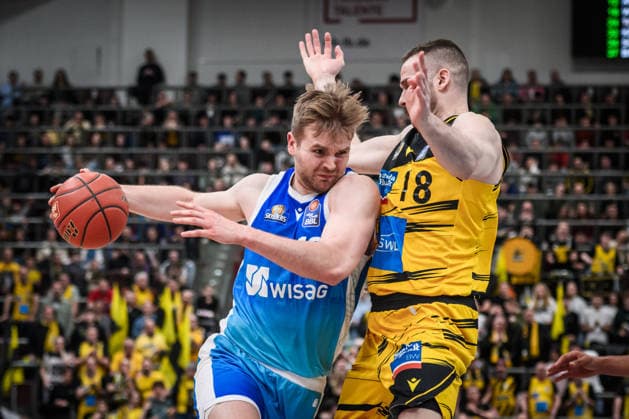 Till Pape (Frankfurt Skyliners, 19) vs. Jonas Wohlfarth-Bottermann (MHP RIESEN Ludwigsburg, 18) GER, MHP Riesen Ludwigsburg vs. Skyliners Frankfurt, Basketball Bundesliga, easycredit BBL, 25. Spieltag, Spielzeit 2025 2026, 20.03.2026 GER, MHP Riesen Ludwigsburg vs. Skyliners Frankfurt, Basketball Bundesliga, easycredit BBL, 25. Spieltag, Spielzeit 2025 2026, 20.03.2026 Ludwigsburg Copyright: xSandyxDinkelackerx EP_SDR
