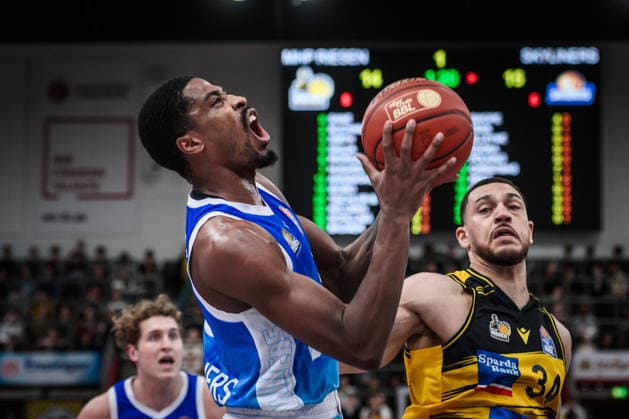 William Christmas (Frankfurt Skyliners, 08) - Schrei, dahinter Gavin Schilling (MHP RIESEN Ludwigsburg, 34) GER, MHP Riesen Ludwigsburg vs. Skyliners Frankfurt, Basketball Bundesliga, easycredit BBL, 25. Spieltag, Spielzeit 2025 2026, 20.03.2026 GER, MHP Riesen Ludwigsburg vs. Skyliners Frankfurt, Basketball Bundesliga, easycredit BBL, 25. Spieltag, Spielzeit 2025 2026, 20.03.2026 Ludwigsburg Copyright: xSandyxDinkelackerx EP_SDR