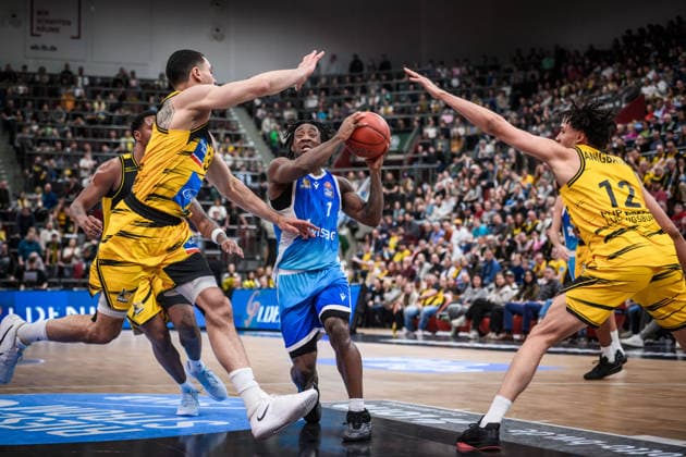 Isaiah Swope (Frankfurt Skyliners, 01) umringt von MHP Riesen li.:Elijah Hughes (MHP RIESEN Ludwigsburg, 07) und Gavin Schilling (MHP RIESEN Ludwigsburg, 34), re: Lenny Anigbata (MHP RIESEN Ludwigsburg, 12) GER, MHP Riesen Ludwigsburg vs. Skyliners Frankfurt, Basketball Bundesliga, easycredit BBL, 25. Spieltag, Spielzeit 2025 2026, 20.03.2026 GER, MHP Riesen Ludwigsburg vs. Skyliners Frankfurt, Basketball Bundesliga, easycredit BBL, 25. Spieltag, Spielzeit 2025 2026, 20.03.2026 Ludwigsburg Copyright: xSandyxDinkelackerx EP_SDR