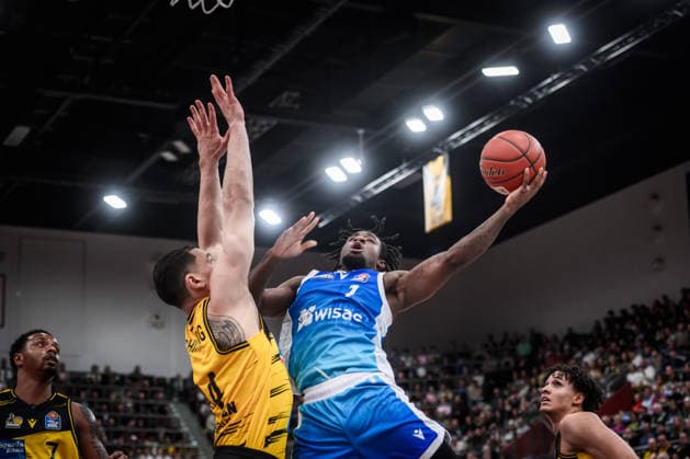 Isaiah Swope (Frankfurt Skyliners, 01) vs. Gavin Schilling (MHP RIESEN Ludwigsburg, 34) GER, MHP Riesen Ludwigsburg vs. Skyliners Frankfurt, Basketball Bundesliga, easycredit BBL, 25. Spieltag, Spielzeit 2025 2026, 20.03.2026 GER, MHP Riesen Ludwigsburg vs. Skyliners Frankfurt, Basketball Bundesliga, easycredit BBL, 25. Spieltag, Spielzeit 2025 2026, 20.03.2026 Ludwigsburg Copyright: xSandyxDinkelackerx EP_SDR