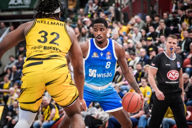 William Christmas (Frankfurt Skyliners, 08) vs. Keeshawn Kellman (MHP RIESEN Ludwigsburg, 32) GER, MHP Riesen Ludwigsburg vs. Skyliners Frankfurt, Basketball Bundesliga, easycredit BBL, 25. Spieltag, Spielzeit 2025 2026, 20.03.2026 GER, MHP Riesen Ludwigsburg vs. Skyliners Frankfurt, Basketball Bundesliga, easycredit BBL, 25. Spieltag, Spielzeit 2025 2026, 20.03.2026 Ludwigsburg Copyright: xSandyxDinkelackerx EP_SDR