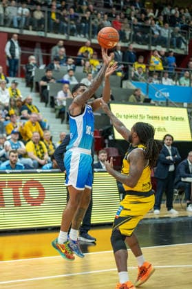 William Christmas (Frankfurt Skyliners, 08), Traveon Buchanan (MHP RIESEN Ludwigsburg, 02), GER, MHP Riesen vs. Skyliners Frankfurt, Basketball Bundesliga, easycredit BBL, 25. Spieltag, Spielzeit 2025 2026, 20.03.2026, GER, MHP Riesen vs. Skyliners Frankfurt, Basketball Bundesliga, easycredit BBL, 25. Spieltag, Spielzeit 2025 2026, 20.03.2026 Ludwigsburg Copyright: xEibner-Pressefoto SaschaxWaltherx EP_EER