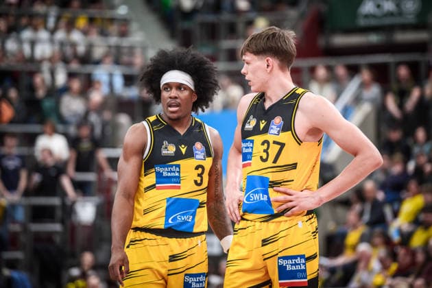 Stefan Smith (MHP RIESEN Ludwigsburg, 03) mit Julis Baumer (MHP RIESEN Ludwigsburg, 37) GER, MHP Riesen Ludwigsburg vs. Skyliners Frankfurt, Basketball Bundesliga, easycredit BBL, 25. Spieltag, Spielzeit 2025 2026, 20.03.2026 GER, MHP Riesen Ludwigsburg vs. Skyliners Frankfurt, Basketball Bundesliga, easycredit BBL, 25. Spieltag, Spielzeit 2025 2026, 20.03.2026 Ludwigsburg Copyright: xSandyxDinkelackerx EP_SDR