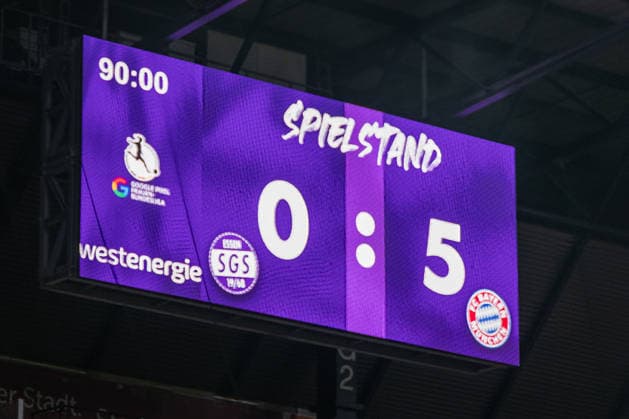 Die Muenchnerinnen gewinnen das Spiel klar und deutlich gegen 10 Essenerinnen mit 5:0. SGS Essen vs. FC Bayern Muenchen, Fussball, Frauen Bundesliga, 21. Spieltag, Saison 2025 2026, 20.03.2026 DFL DFB Regulations prohibit any use of Photographs as image sequences and or Quasivideo SGS Essen vs. FC Bayern Muenchen, Fussball, Frauen Bundesliga, 21. Spieltag, Saison 2025 2026, 20.03.2026 Essen Copyright: xEibner-Pressefoto ThomasxHaeslerx EP_THR