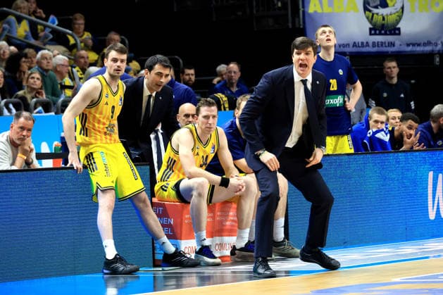 DEU, easyCredit BBL, ALBA vs. Rostock Seawolves, 20.03.2026, Uber-Arena, Berlin, DEU, easyCredit BBL, ALBA vs. Rostock Seawolves, im Bild CHEFTRAINER Pedro Calles (ALBA Berlin), JONAS MATTISSECK (ALBA Berlin 9), Justin Bean (ALBA Berlin 34), Co-Trainer Vladimir Bogojevic (ALBA Berlin)