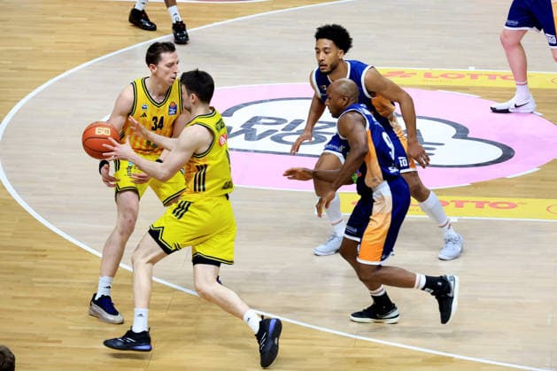 DEU, easyCredit BBL, ALBA vs. Rostock Seawolves, 20.03.2026, Uber-Arena, Berlin, DEU, easyCredit BBL, ALBA vs. Rostock Seawolves, im Bild Justin Bean (ALBA Berlin 34), JONAS MATTISSECK (ALBA Berlin 9), DeAndre Lansdowne (Rostock Seawolves 9), D Shawn Schwartz (Rostock Seawolves 5)