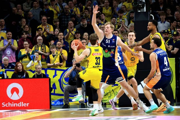 DEU, easyCredit BBL, ALBA vs. Rostock Seawolves, 20.03.2026, Uber-Arena, Berlin, DEU, easyCredit BBL, ALBA vs. Rostock Seawolves, im Bild Bennet Hundt (ALBA Berlin 33), Moses Wood (ALBA Berlin 11), Norris Agbakoko (ALBA Berlin 17), Bent Leuchten (Rostock Seawolves 51), Elias Baggette (Rostock Seawolves 4)