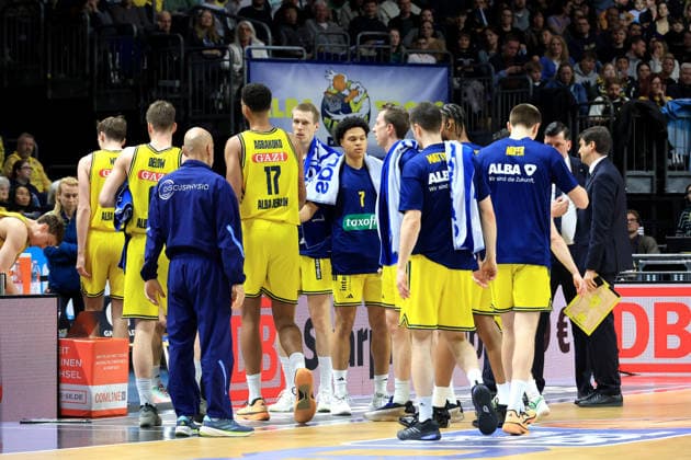 DEU, easyCredit BBL, ALBA vs. Rostock Seawolves, 20.03.2026, Uber-Arena, Berlin, DEU, easyCredit BBL, ALBA vs. Rostock Seawolves, im Bild CHEFTRAINER Pedro Calles (ALBA Berlin), ALBA-Spielerkreis