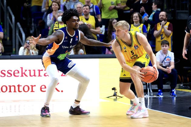 DEU, easyCredit BBL, ALBA vs. Rostock Seawolves, 20.03.2026, Uber-Arena, Berlin, DEU, easyCredit BBL, ALBA vs. Rostock Seawolves, im Bild Sam Griesel (ALBA Berlin 5), Kassim Nicholson (Rostock Seawolves 8)