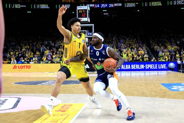 DEU, easyCredit BBL, ALBA vs. Rostock Seawolves, 20.03.2026, Uber-Arena, Berlin, DEU, easyCredit BBL, ALBA vs. Rostock Seawolves, im Bild Jack Kayil( ALBA Berlin 7), TJ Crockett (Rostock Seawolves 0)
