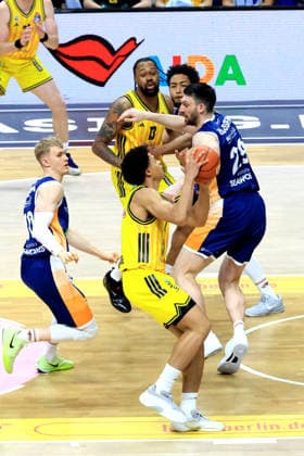 DEU, easyCredit BBL, ALBA vs. Rostock Seawolves, 20.03.2026, Uber-Arena, Berlin, DEU, easyCredit BBL, ALBA vs. Rostock Seawolves, im Bild Jack Kayil( ALBA Berlin 7), J Wan Roberts (ALBA Berlin 13), Lukasz Kolenda (Rostock Seawolves 10), DeAndre Lansdowne (Rostock Seawolves 9), Owen Klassen (Rostock Seawolves 29)