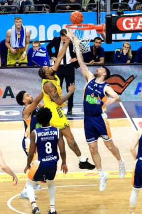 DEU, easyCredit BBL, ALBA vs. Rostock Seawolves, 20.03.2026, Uber-Arena, Berlin, DEU, easyCredit BBL, ALBA vs. Rostock Seawolves, im Bild J Wan Roberts (ALBA Berlin 13), Owen Klassen (Rostock Seawolves 29)