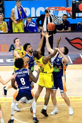 DEU, easyCredit BBL, ALBA vs. Rostock Seawolves, 20.03.2026, Uber-Arena, Berlin, DEU, easyCredit BBL, ALBA vs. Rostock Seawolves, im Bild J Wan Roberts (ALBA Berlin 13), Owen Klassen (Rostock Seawolves 29), D Shawn Schwartz (Rostock Seawolves 5)