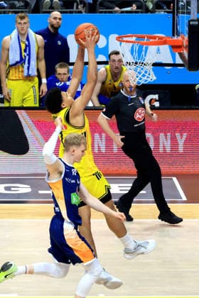 DEU, easyCredit BBL, ALBA vs. Rostock Seawolves, 20.03.2026, Uber-Arena, Berlin, DEU, easyCredit BBL, ALBA vs. Rostock Seawolves, im Bild dunking von Jack Kayil( ALBA Berlin 7), Lukasz Kolenda (Rostock Seawolves 10)