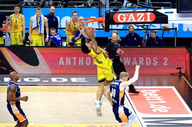 DEU, easyCredit BBL, ALBA vs. Rostock Seawolves, 20.03.2026, Uber-Arena, Berlin, DEU, easyCredit BBL, ALBA vs. Rostock Seawolves, im Bild dunking von Jack Kayil( ALBA Berlin 7), Lukasz Kolenda (Rostock Seawolves 10)