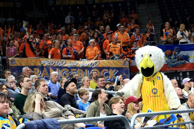 DEU, easyCredit BBL, ALBA vs. Rostock Seawolves, 20.03.2026, Uber-Arena, Berlin, DEU, easyCredit BBL, ALBA vs. Rostock Seawolves, im Bild ALBA-Maskotchen, Rostocker-Fans