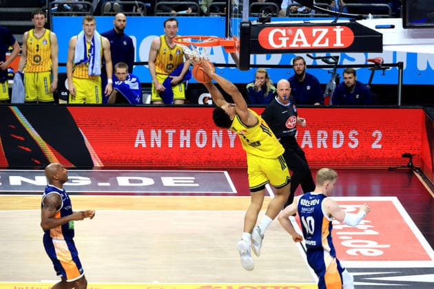 DEU, easyCredit BBL, ALBA vs. Rostock Seawolves, 20.03.2026, Uber-Arena, Berlin, DEU, easyCredit BBL, ALBA vs. Rostock Seawolves, im Bild dunking von Jack Kayil( ALBA Berlin 7), Lukasz Kolenda (Rostock Seawolves 10)