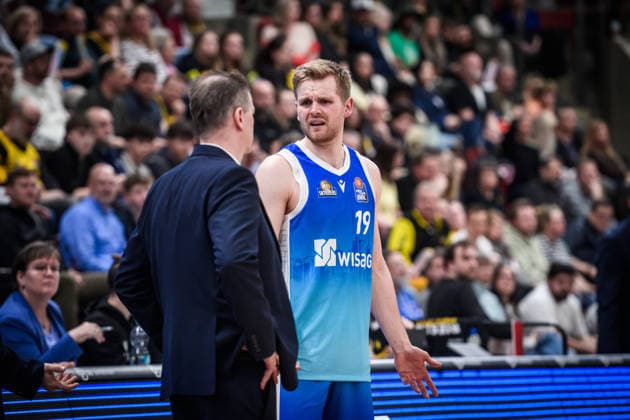 Till Pape (Frankfurt Skyliners, 19) mit Klaus Perwas (Frankfurt Skyliners, Chef-Trainer) GER, MHP Riesen Ludwigsburg vs. Skyliners Frankfurt, Basketball Bundesliga, easycredit BBL, 25. Spieltag, Spielzeit 2025 2026, 20.03.2026 GER, MHP Riesen Ludwigsburg vs. Skyliners Frankfurt, Basketball Bundesliga, easycredit BBL, 25. Spieltag, Spielzeit 2025 2026, 20.03.2026 Ludwigsburg Copyright: xSandyxDinkelackerx EP_SDR