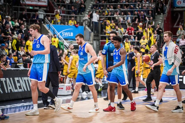 Jacob Holt (Frankfurt Skyliners, 10), Radii Caisin (Frankfurt Skyliners, 16), Nahiem Alleyne (Frankfurt Skyliners, 04), Till Pape (Frankfurt Skyliners, 19), vlnr. - Team der Skyliners geht sichtlich unzufrieden in die Halbzeitpause GER, MHP Riesen Ludwigsburg vs. Skyliners Frankfurt, Basketball Bundesliga, easycredit BBL, 25. Spieltag, Spielzeit 2025 2026, 20.03.2026 GER, MHP Riesen Ludwigsburg vs. Skyliners Frankfurt, Basketball Bundesliga, easycredit BBL, 25. Spieltag, Spielzeit 2025 2026, 20.03.2026 Ludwigsburg Copyright: xSandyxDinkelackerx EP_SDR