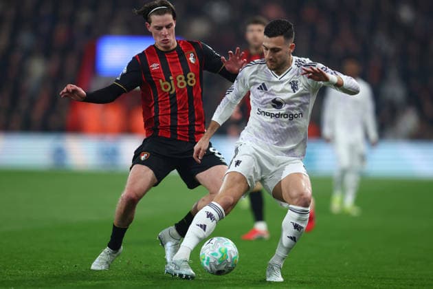 Bournemouth, England, 20th March 2026. Alex Scott of Bournemouth and Kobbie Mainoo of Manchester United, ManU challenge for the ball during the AFC Bournemouth vs Manchester United Premier League match at the Vitality Stadium, Bournemouth. Picture credit should read: Paul Terry Sportimage EDITORIAL USE ONLY. No use with unauthorised audio, video, data, fixture lists, club league logos or live services. Online in-match use limited to 120 images, no video emulation. No use in betting, games or single club league player publications. SPI_018_PT_Bournemouth_Man_Utd SPI-4628-0018