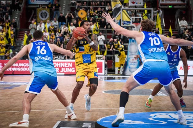 Elijah Hughes (MHP RIESEN Ludwigsburg, 07) umringt von Frankfurtern Radii Caisin (Frankfurt Skyliners, 16), Jacob Holt (Frankfurt Skyliners, 10), Desmond Watson (Frankfurt Skyliners, 20) GER, MHP Riesen Ludwigsburg vs. Skyliners Frankfurt, Basketball Bundesliga, easycredit BBL, 25. Spieltag, Spielzeit 2025 2026, 20.03.2026 GER, MHP Riesen Ludwigsburg vs. Skyliners Frankfurt, Basketball Bundesliga, easycredit BBL, 25. Spieltag, Spielzeit 2025 2026, 20.03.2026 Ludwigsburg Copyright: xSandyxDinkelackerx EP_SDR
