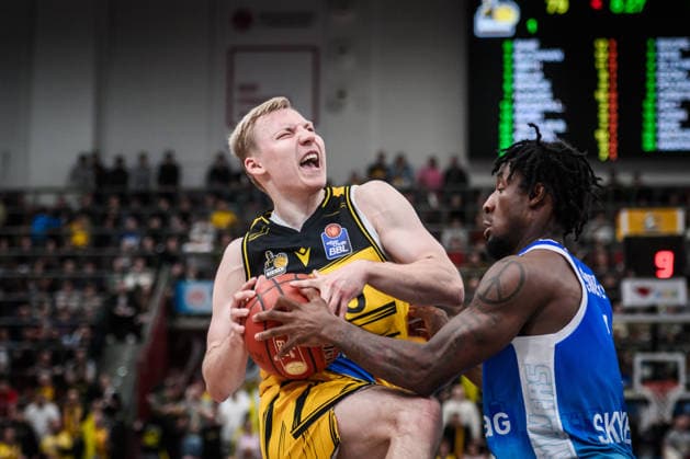 Toms Skuja (MHP RIESEN Ludwigsburg, 05) vs. Isaiah Swope (Frankfurt Skyliners, 01) GER, MHP Riesen Ludwigsburg vs. Skyliners Frankfurt, Basketball Bundesliga, easycredit BBL, 25. Spieltag, Spielzeit 2025 2026, 20.03.2026 GER, MHP Riesen Ludwigsburg vs. Skyliners Frankfurt, Basketball Bundesliga, easycredit BBL, 25. Spieltag, Spielzeit 2025 2026, 20.03.2026 Ludwigsburg Copyright: xSandyxDinkelackerx EP_SDR
