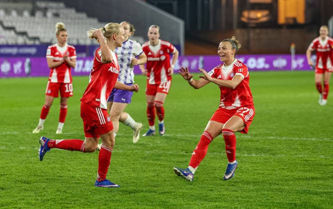 GER, Essen, SGS Essen vs FC Bayern München, Google Pixel Frauen Bundesliga, Fussball, DFB, Spielzeit 2025 2026, Stadion an der Hafenstraße , 21. Spieltag im Bild: Pernille Harder (Bayern München 21) erzielt das 3:0, Tor, Jubel und Freude, Emotionen mit Arianna Caruso (Bayern München Frauen 27) DFB DFL REGULATIONS PROHIBIT ANY USE OF PHOTOGRAPHS AS IMAGE SEQUENCES AND OR QUASI-VIDEO, 20.03.2026 Copyright: HMBxMedia HendrikxHamelau