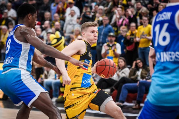 Johannes Patrick (MHP RIESEN Ludwigsburg, 06) zieht vorbei an William Christmas (Frankfurt Skyliners, 08) GER, MHP Riesen Ludwigsburg vs. Skyliners Frankfurt, Basketball Bundesliga, easycredit BBL, 25. Spieltag, Spielzeit 2025 2026, 20.03.2026 GER, MHP Riesen Ludwigsburg vs. Skyliners Frankfurt, Basketball Bundesliga, easycredit BBL, 25. Spieltag, Spielzeit 2025 2026, 20.03.2026 Ludwigsburg Copyright: xSandyxDinkelackerx EP_SDR