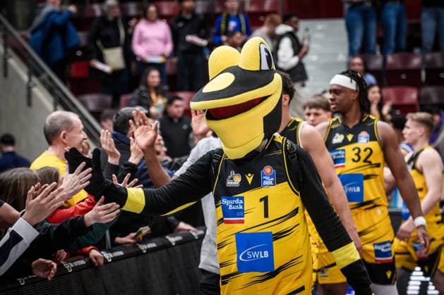 MHP Riesen Ludwigsburg - Maskottchen LURCHI mit Fans GER, MHP Riesen Ludwigsburg vs. Skyliners Frankfurt, Basketball Bundesliga, easycredit BBL, 25. Spieltag, Spielzeit 2025 2026, 20.03.2026 GER, MHP Riesen Ludwigsburg vs. Skyliners Frankfurt, Basketball Bundesliga, easycredit BBL, 25. Spieltag, Spielzeit 2025 2026, 20.03.2026 Ludwigsburg Copyright: xSandyxDinkelackerx EP_SDR